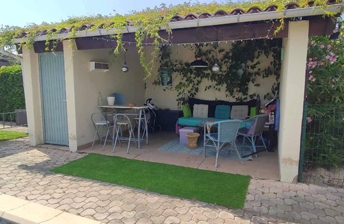 Saint-Martin-de-Valgalgues Apartment | The annex, studio in a house