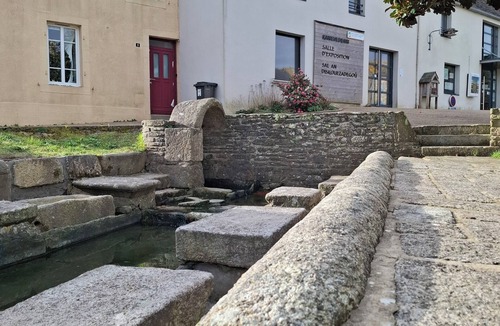 Saint-Thegonnec Loc-Eguiner House | The wash house