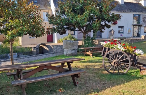 Saint-Thegonnec Loc-Eguiner House | The wash house