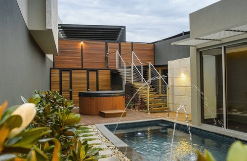 Paringa Villa | The Frames 'Montage' Luxury Retreat