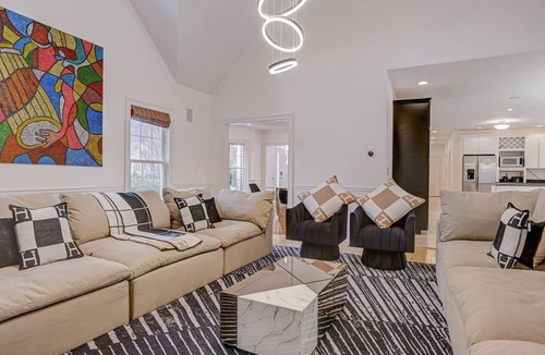Franklin House | The Franklin Manor - 15min -8mi- from Gillette Stadium!