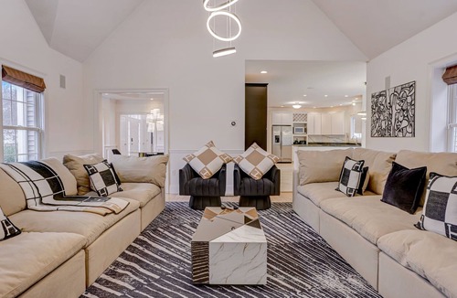 Franklin House | The Franklin Manor - 15min -8mi- from Gillette Stadium!
