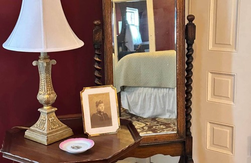Guthrie Bed & Breakfast | The Franklin Room at The Judge`s Chambers