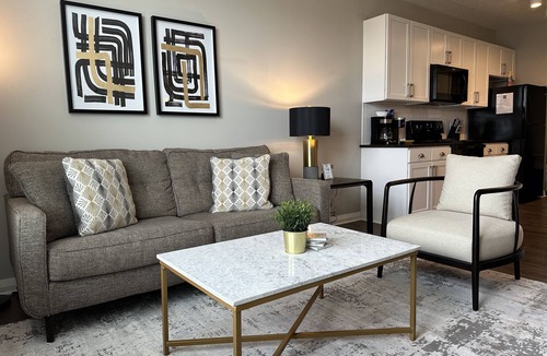 Downtown Columbus Apartment | The Franklinton Flat | No Steps | Garage Parking!