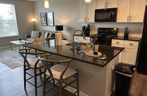 Downtown Columbus Apartment | The Franklinton Flat | No Steps | Garage Parking!