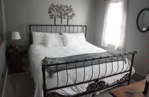 Canadensis Bed & Breakfast | The Frogtown Inn