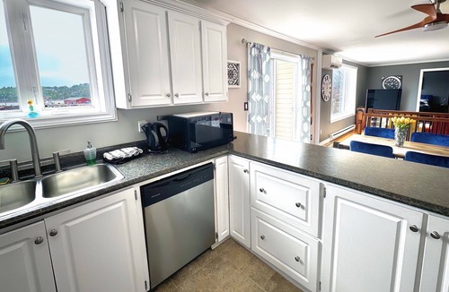 Norman's Cove-Long Cove House | The Full House @ The Homestead Oceanfront Suites