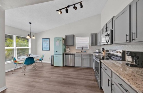 Woodridge House | The Fun House! Private Pool