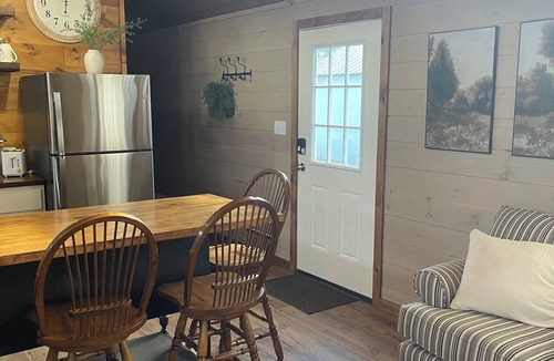 Benton Cabin | The Fur Seasons Cabin at Black Dog Cabins, 1/2 mi South of Rend Lake Dam