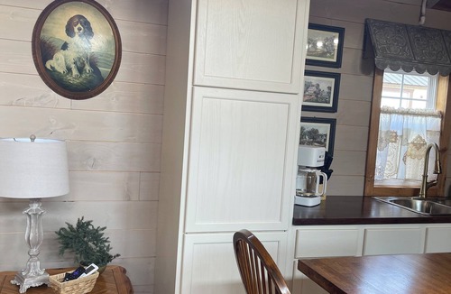 Benton Cabin | The Fur Seasons Cabin at Black Dog Cabins, 1/2 mi South of Rend Lake Dam