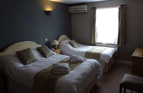 Penwood Hotel | The Furze Bush Inn