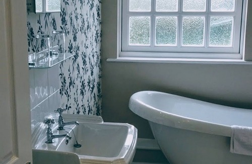 Penwood Hotel | The Furze Bush Inn