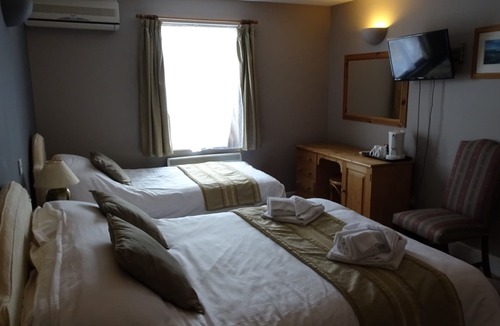 Penwood Hotel | The Furze Bush Inn