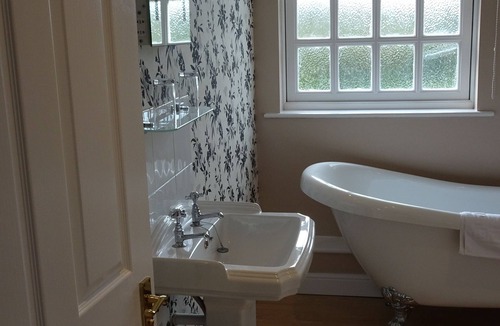 Penwood Hotel | The Furze Bush Inn