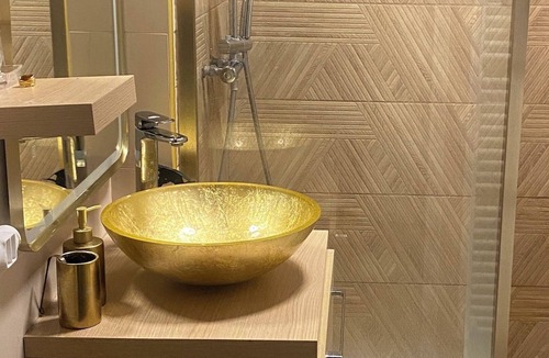 Saint Germain les Arpajon House | The gold house