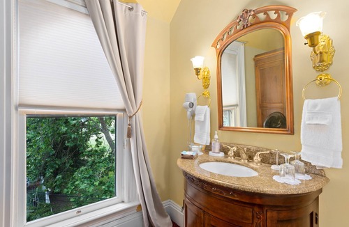 Santa Rosa Bed & Breakfast | The Gables Wine Country Inn