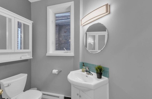 Church and Wellesley House | The Gallery - Designer 3BR - Downtown