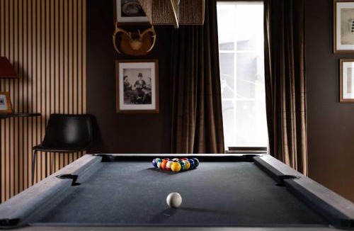 Edgehill House | The Gambler - Pool Table Plus Rooftop with Firepit