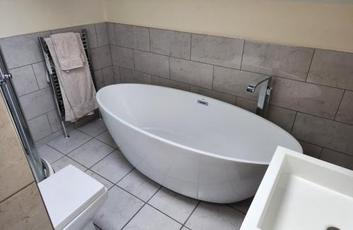 Baildon Hotel | The Garden Bar Rooms