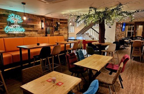 Baildon Hotel | The Garden Bar Rooms
