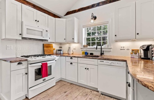 Newburyport House | The Garden | Downtown | Private Yard & Parking