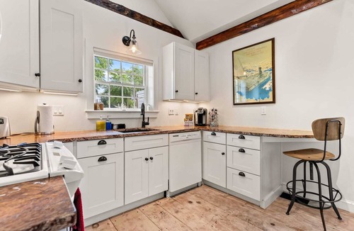 Newburyport House | The Garden | Downtown | Private Yard & Parking