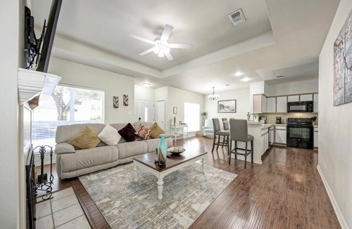 Lakeway House | The Garden House-Vacation~Retreat~Relaxation.