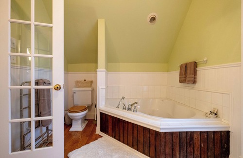 East of Broadway Hotel | The Garden Spa | King Suite | The Empress Hotel