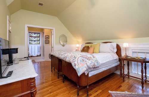 East of Broadway Hotel | The Garden Spa | King Suite | The Empress Hotel