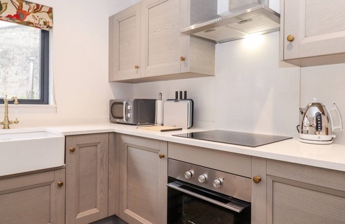 Hutton Cottage | THE GARDENER'S RETREAT, pet friendly, with hot tub in Penruddock