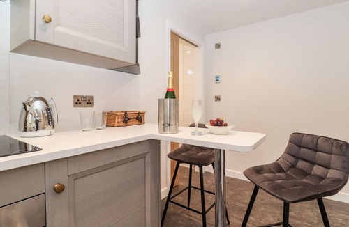 Hutton Cottage | THE GARDENER'S RETREAT, pet friendly, with hot tub in Penruddock