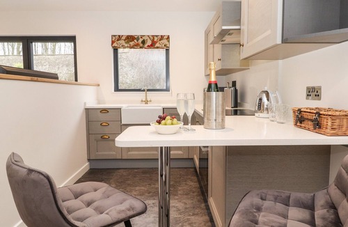 Hutton Cottage | THE GARDENER'S RETREAT, pet friendly, with hot tub in Penruddock