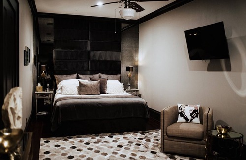 Peak's Suburban Addition Bed & Breakfast | The Gaston