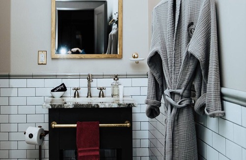 Peak's Suburban Addition Bed & Breakfast | The Gaston