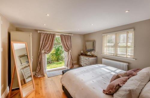 Howlett End House | The Gate Lodge