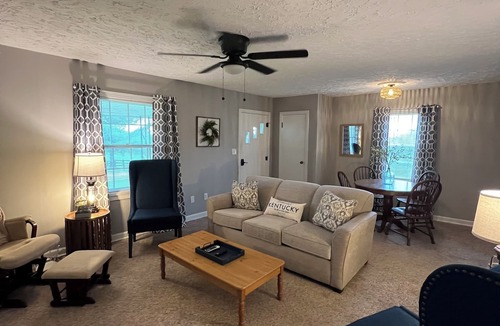 Gamaliel House | The Gatehouse, 2-bedroom house in charming Gamaliel with WiFi, AC, pet friendly.
