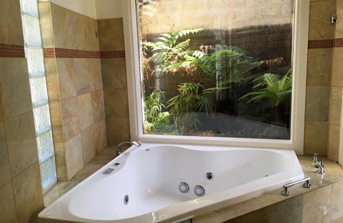 Yering Apartment | The Gatehouse at Villa Raedward