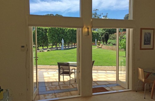Yering Apartment | The Gatehouse at Villa Raedward