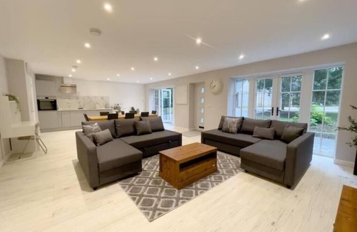 Holt House | The Gatehouse Lodge