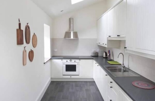 Middleham Cottage | THE GATEHOUSE, luxury holiday cottage, with open fire in Middleham