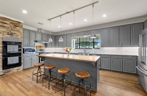 Crawford House | The Gathering House: Fun outdoor nature vibes w pool 15 minutes to Waco, TX.