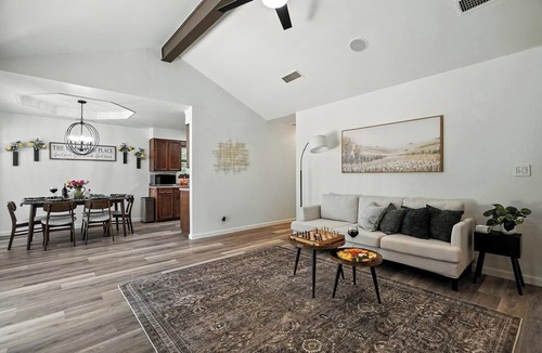 Abilene House | The Gathering Place: Near Zoo/Park & Expo Center