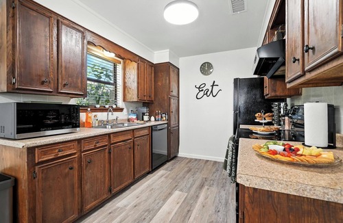 Abilene House | The Gathering Place: Near Zoo/Park & Expo Center
