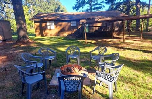 Karnack Cottage | The Gator Den at Caddo Lake in Karnack, Texas