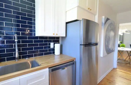 Grandview Heights Apartment | The Gatsby Hot Tub Patio King Bed Fast WiFi Near OSU and Victorian Village