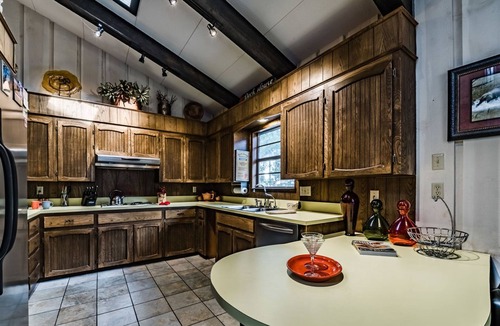 Alto House | The Gelk Pet Friendly | Live Large in the Pines—Hot Tub, Bar & Cozy Gathering Space