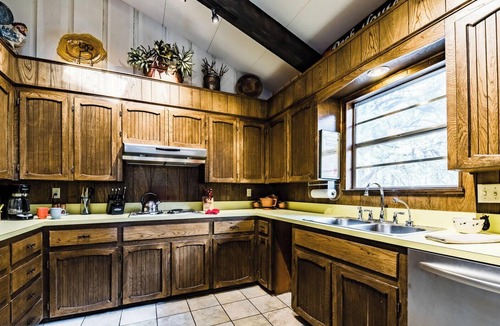 Alto House | The Gelk Pet Friendly | Live Large in the Pines—Hot Tub, Bar & Cozy Gathering Space