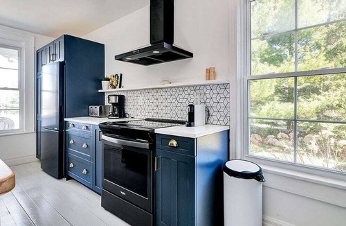 Picton House | The Gem - Beautiful farmhouse with hot tub!