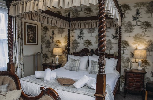 Warminster Hotel | The George Inn