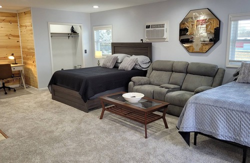 Fontanet Apartment | The Getaway 2 Hot tub, Full Kitchen, Sleeps 8